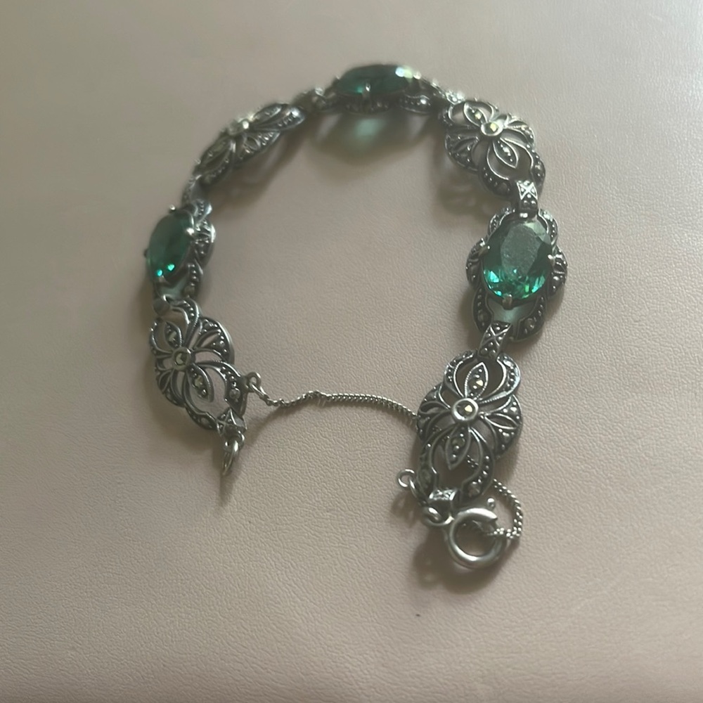 Silver bracelet with emeralds